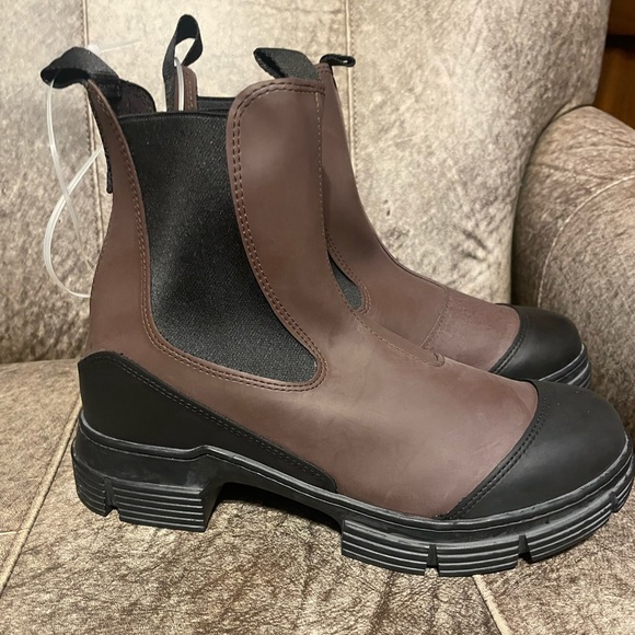 Ganni Shoes - Ganni Rubber Low Chelsea Boot - Size 9 (39)